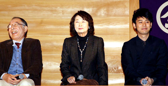 『東京家族』大ヒット祈願＆新成人祝福イベント（左から、橋爪功＆吉行和子＆妻夫木聡）