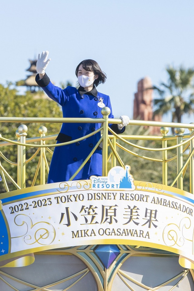 東京ディズニーランドのパレードに登場した新アンバサダーの小笠原美果さん（1日）