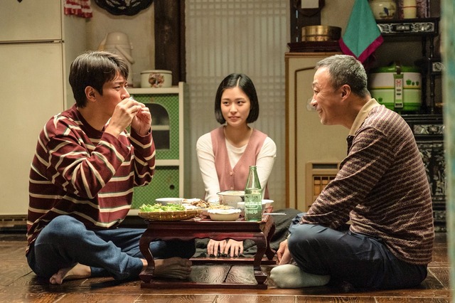『手紙と線路と小さな奇跡』　（C）2021 LOTTE ENTERTAINMENT & BLOSSOM PICTURES CO., LTD. All Rights Reserved.