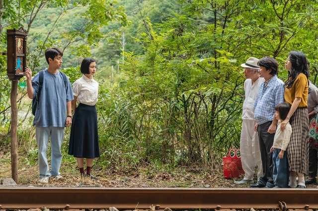 『手紙と線路と小さな奇跡』　（C）2021 LOTTE ENTERTAINMENT & BLOSSOM PICTURES CO., LTD. All Rights Reserved.