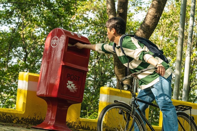 『手紙と線路と小さな奇跡』　（C）2021 LOTTE ENTERTAINMENT & BLOSSOM PICTURES CO., LTD. All Rights Reserved.