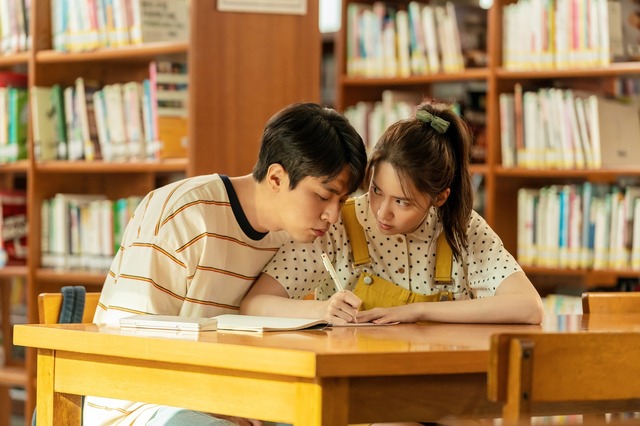 『手紙と線路と小さな奇跡』　（C）2021 LOTTE ENTERTAINMENT & BLOSSOM PICTURES CO., LTD. All Rights Reserved.