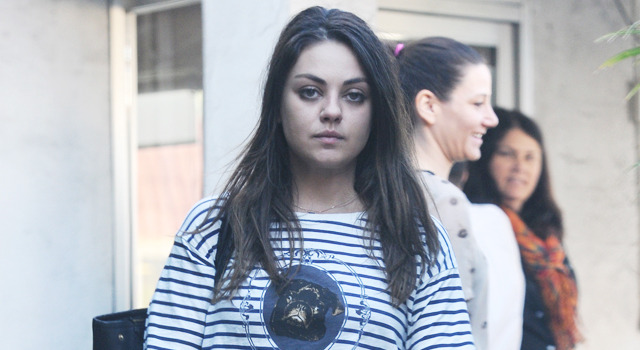 トルーカ湖を訪れたミラ・クニス -(C) Splash／AFLO