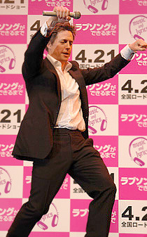 “ラブストーリーの帝王”が、歌に、ピアノに、ダンス!!ヒュー・グラント来日『ラブソングができるまで』ジャパンプレミア