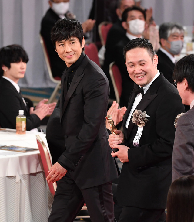 西島秀俊、濱口竜介／第45回日本アカデミー賞 (C) 東京写真記者協会