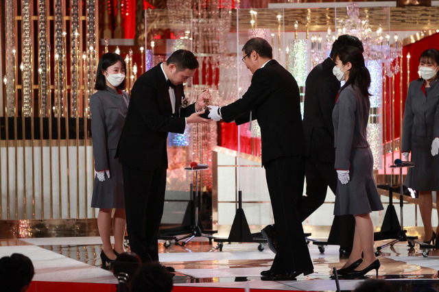 西島秀俊、濱口竜介／第45回日本アカデミー賞 (C) 東京写真記者協会