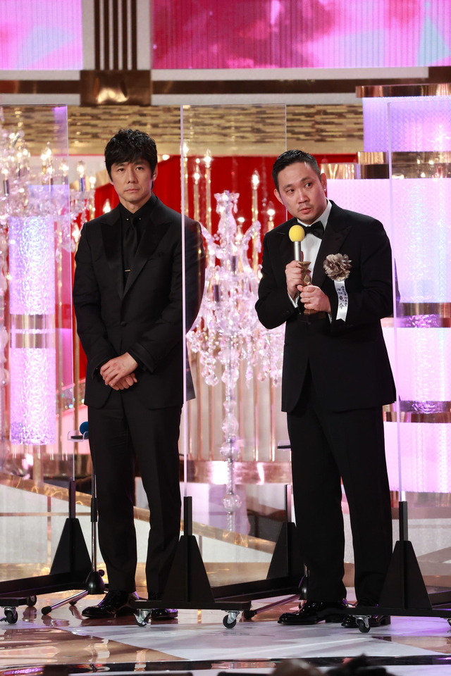 西島秀俊、濱口竜介／第45回日本アカデミー賞 (C) 東京写真記者協会