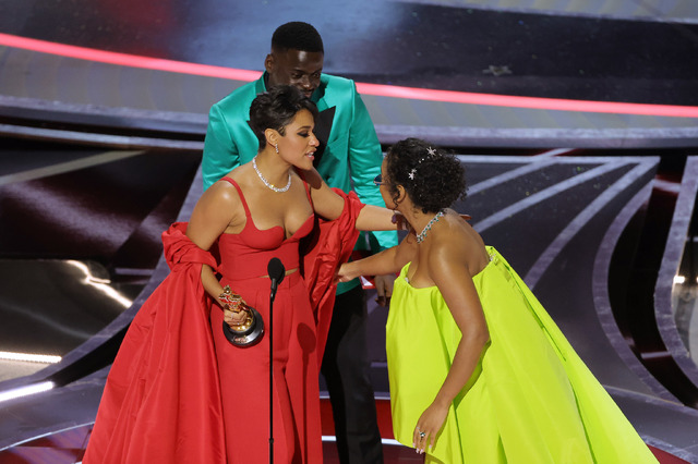 第94回アカデミー賞助演女優賞受賞のアリアナ・デボーズ Photo by Neilson Barnard/Getty Images