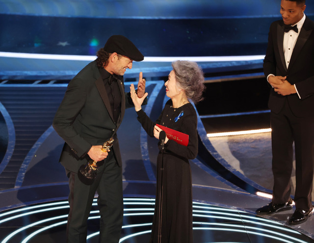 第94回アカデミー賞で助演男優賞を受賞したトロイ・コッツァ― Myung Chun / Los Angeles Times via Getty Images