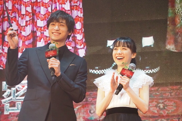 小関裕太＆芦田愛菜／『ファンタスティック・ビーストとダンブルドアの秘密』ライトアップ・ファンナイト