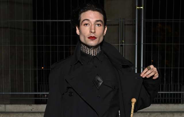 エズラ・ミラー Photo by Pascal Le Segretain/Getty Images For Burberry