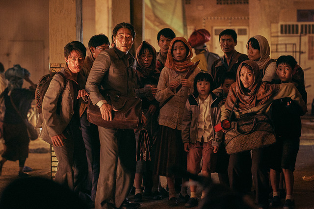 『モガディシュ　脱出までの14日間』　(c)2021 LOTTE ENTERTAINMENT & DEXTER STUDIOS & FILMMAKERS R&K All Rights Reserved.