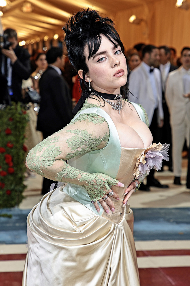 ビリー・アイリッシュ Photo by Dimitrios Kambouris/Getty Images for The Met Museum/Vogue