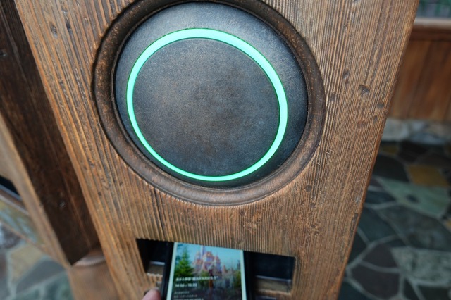 新サービス「ディズニー・プレミアアクセス」※スマートフォンはデモ機