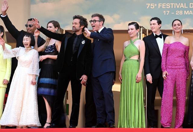 『キャメラを止めるな！』カンヌレッドカーペット　（C） 2021 - GETAWAY FILMS - LA CLASSE AMERICAINE - SK GLOBAL ENTERTAINMENT - FRANCE 2 CINEMA - GAGA