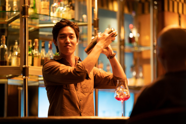 『プアン／友だちと呼ばせて』ボス（C）2021 Jet Tone Contents Inc. All Rights Reserved.