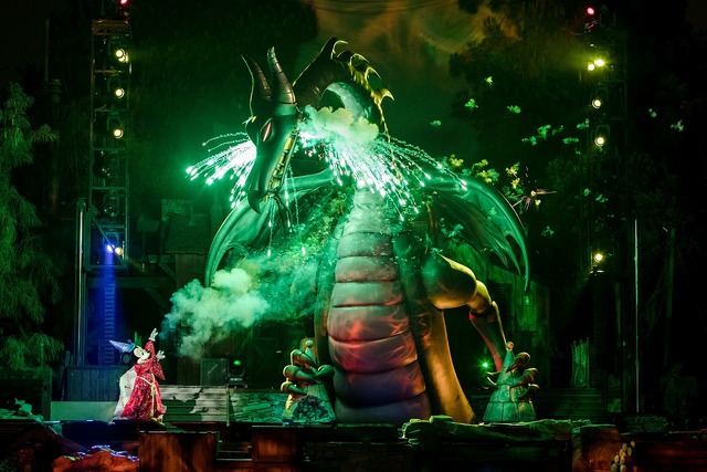 ‘Fantasmic!’ at Disneyland Park　As to Disney artwork, logos and properties： (C) Disney