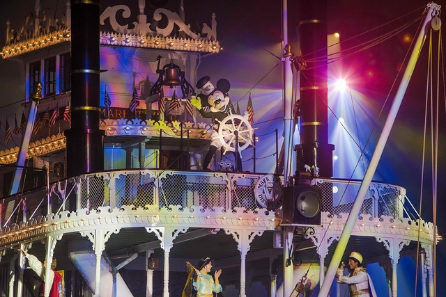 ‘Fantasmic!’ at Disneyland Park　As to Disney artwork, logos and properties： (C) Disney