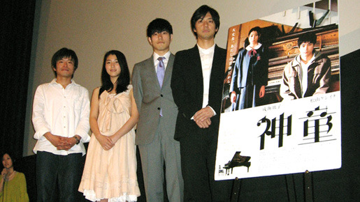 写真左から萩生田宏治監督、成海璃子、松山ケンイチ、西島秀俊