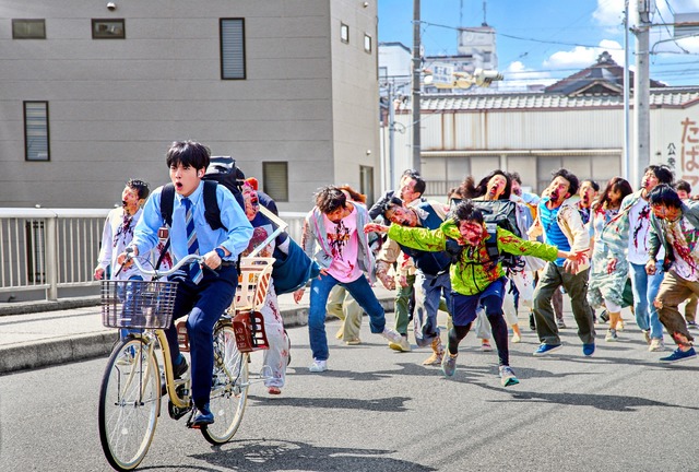 Netflix映画『ゾン100～ゾンビになるまでにしたい100のこと～』　（C）麻生羽呂・高田康太郎・小学館／ROBOT