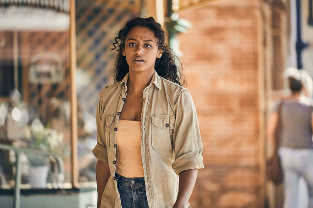 ザ・ツーリスト  俺は誰だ？」ルーシー　（C）Two Brothers Pictures & All3Media International