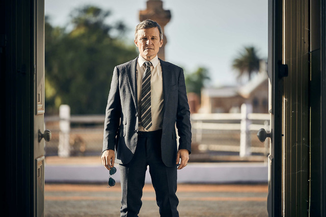 ザ・ツーリスト  俺は誰だ？」ロジャース警部　（C）Two Brothers Pictures & All3Media International