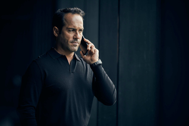 ザ・ツーリスト  俺は誰だ？」コスタ（C）Two Brothers Pictures & All3Media International