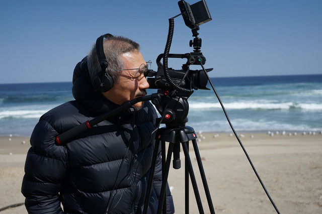 『あなたの顔の前に』ホン・サンス監督（C）2021 Jeonwonsa Film Co. All Rights Reserved