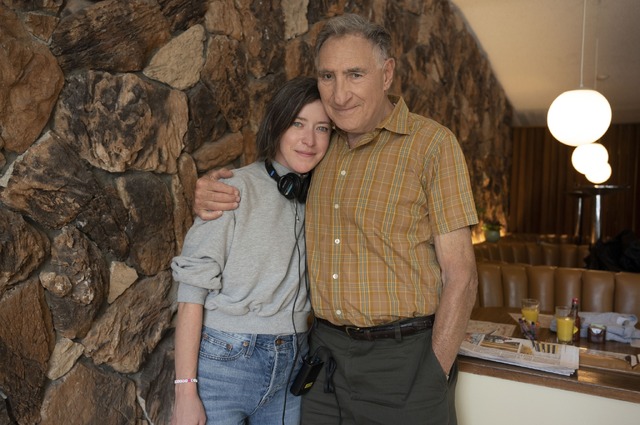 『ハリウッド・スターガール』左：ジュリア・ハート監督、右：ジャド・ハー種（C） 2022 Disney