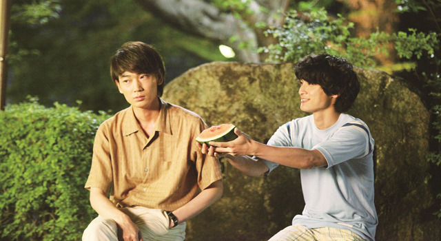 加藤のカミングアウトにも動じずスイカを食べ続ける世之介 -(C) 2013「横道世之介」製作委員会