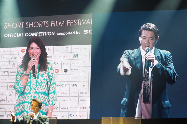 LiLiCo（フェスティバルアンバサダー）、別所哲也（SSFF & ASIA代表）／「ショートショート フィルムフェスティバル＆アジア 2022」アワードセレモニー