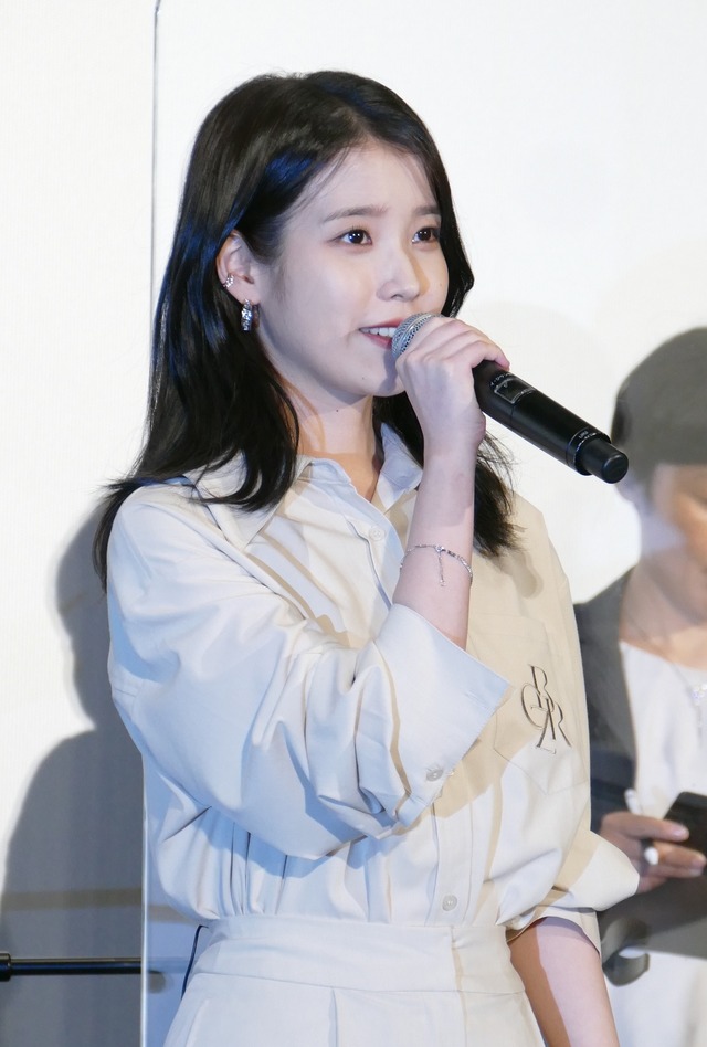 イ・ジウン（IU）『ベイビー・ブローカー』の公開記念舞台挨拶