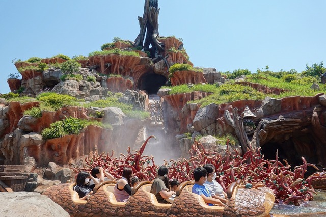 スプラッシュ・マウンテン “びしょ濡れMAX”As to Disney artwork, logos and properties： (C) Disney