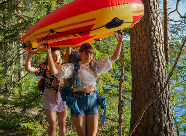 『Two Girls and a Boat / 夏とボートと生配信』