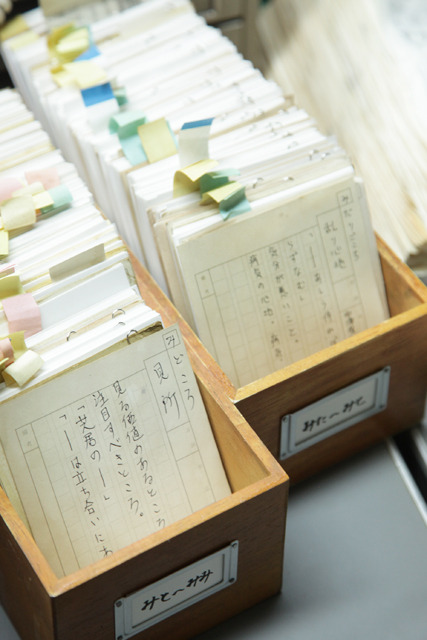 『舟を編む』撮影現場（辞書に使用される様々な言葉を書き集めたカード）