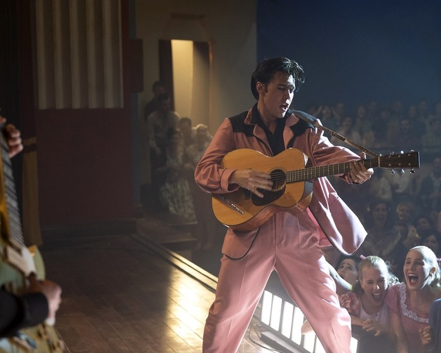 『エルヴィス』AUSTIN BUTLER as Elvis in Warner Bros. Pictures’ drama “ELVIS,” a Warner Bros. Pictures release. Photo by Hugh Stewart