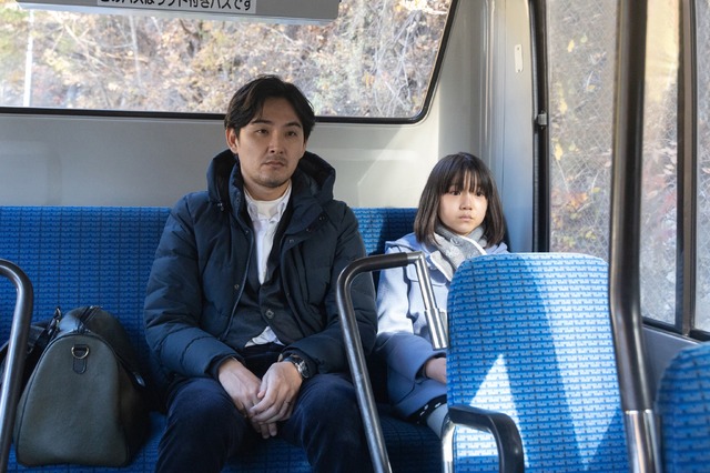 「連続ドラマＷ 鵜頭川村事件」岩森明（松田龍平）は娘とともに、行方不明の妻・仁美（蓮佛美沙子）を捜しに鵜頭川村を訪れる。