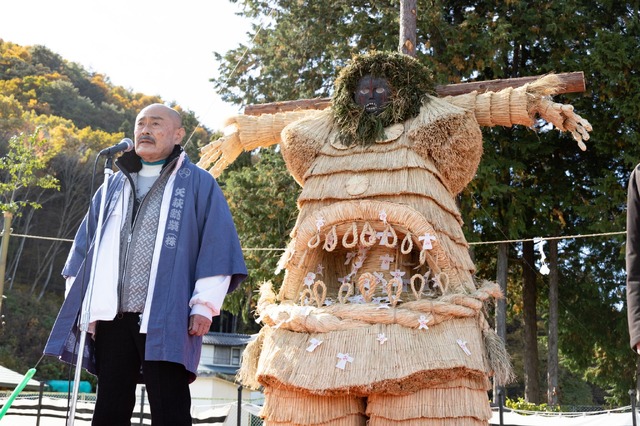 「連続ドラマＷ 鵜頭川村事件」12年ぶりに開催される「エイキチ」という名の神を祀る祭りの準備で活気づく村。産廃業で財をなす矢萩総業のトップで村一番の権力者・矢萩吉朗（伊武雅刀）が指揮をとる。