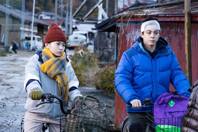 「連続ドラマＷ 鵜頭川村事件」降谷美咲（山田杏奈）と矢萩廉太郎（宇佐卓真）、同級生の２人も事件の糸口を掴んでいくこととなる。