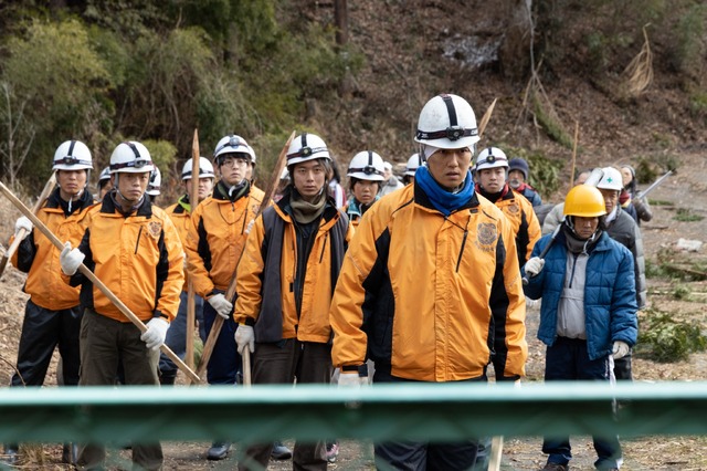 「連続ドラマＷ 鵜頭川村事件」矢萩家に反発する青年団は、降谷辰樹（工藤阿須加）を中心に、矢萩家との全面戦争へと動き出す。