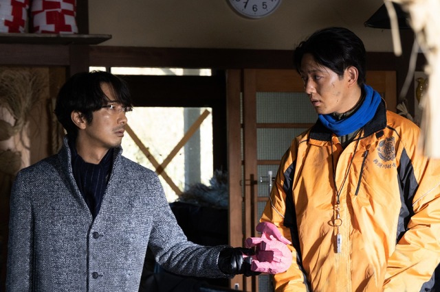 「連続ドラマＷ 鵜頭川村事件」金井誠（眞島秀和）は事件に巻き込まれていく中で、岩森に対して違和感を覚え始める。