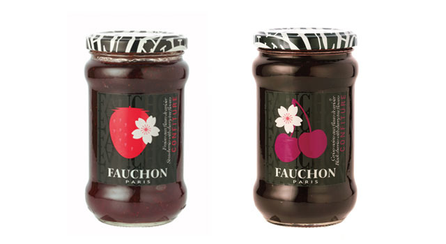 左：「ペリゴール産ストロベリージャム」（チェリーフラワー入り）3,150円（税込） 右：「アルザス産ブラックチェリージャム」（チェリーフラワー入り）1,890円（税込）