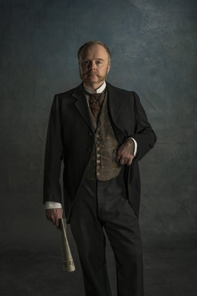 「80日間世界一周」バーナード・フォーテスキュー (ジェイソン・ワトキンス)　© Slim 80 Days / Federation Entertainment / Peu Communications / ZDF / Be- FILMS / RTBF (Télévision belge)– 2021