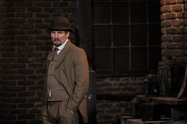 「80日間世界一周」トーマス・ニードリング (アンソニー・フラナガン)　© Slim 80 Days / Federation Entertainment / Peu Communications / ZDF / Be- FILMS / RTBF (Télévision belge)– 2021