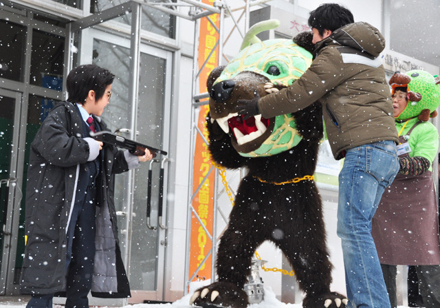 『コドモ警察』鈴木福くんVSご当地ゆるキャラ“メロン熊” in ゆうばり国際ファンタスティック映画祭