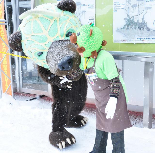 『コドモ警察』鈴木福くんVSご当地ゆるキャラ“メロン熊” in ゆうばり国際ファンタスティック映画祭（メロン熊＆なっちゃん）