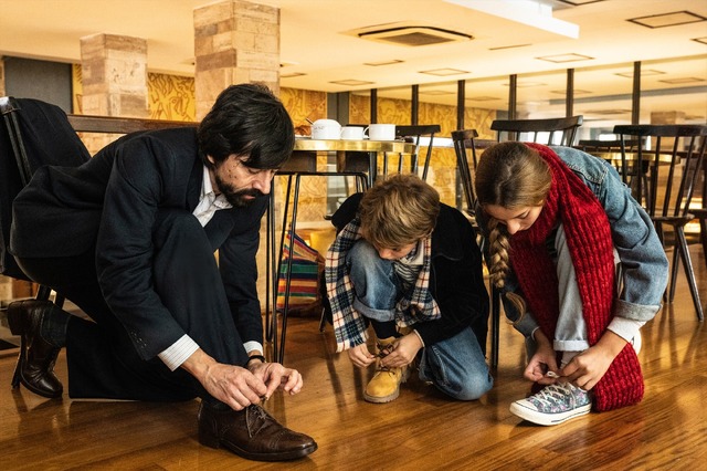 『靴ひものロンド』 （C）Photo Glanini Fiorito/Design Benjamin Seznec/TROIKA