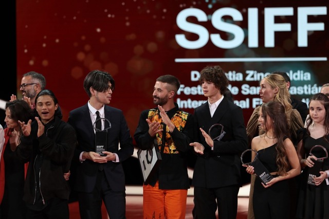 『百花』サン・セバスティアン国際映画祭授賞式　（C）2022「百花」製作委員会