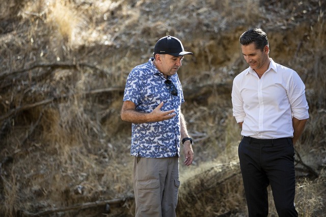 ロバート・コノリー監督とエリック・バナ『渇きと偽り』©2020 The Dry Film Holdings Pty Ltd and Screen Australia