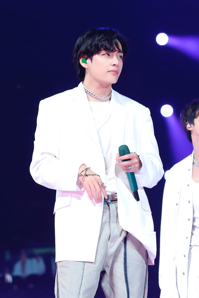 『BTS: PERMISSION TO DANCE ON STAG -LA』V　©2022 BIGHIT MUSIC & HYBE. All Rights Reserved.